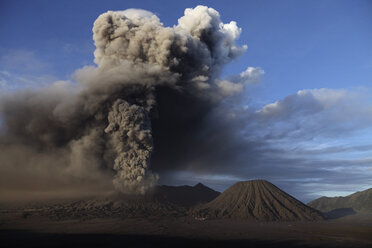 Indonesien, Java, Blick auf den Ausbruch des Vulkans Bromo - MR001377