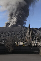 Indonesien, Java, Blick auf den Ausbruch des Vulkans Bromo in der Nähe eines Tempels - MR001378