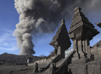 Indonesien, Java, Blick auf den Ausbruch des Vulkans Bromo in der Nähe eines Tempels - MR001379