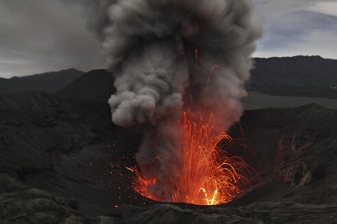 Indonesien, Java, Blick auf den Lavaausbruch des Vulkans Bromo - RM000487