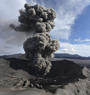 Indonesien, Java, Blick auf den Ausbruch des Vulkans Bromo - MR001399