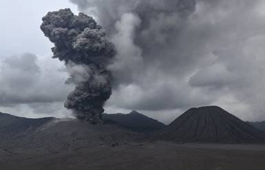 Indonesien, Java, Blick auf den Ausbruch des Vulkans Bromo - MR001400
