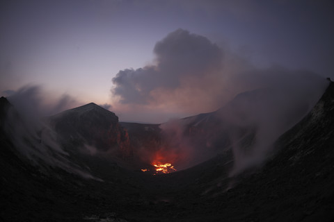 Indonesien, Blick auf die ausbrechende Lava des Vulkans Krakatau, lizenzfreies Stockfoto