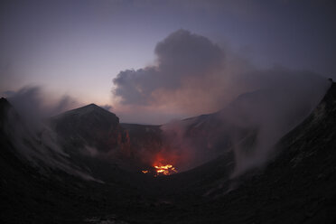 Indonesien, Blick auf die ausbrechende Lava des Vulkans Krakatau - MR001401