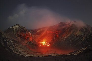Indonesien, Blick auf die ausbrechende Lava des Vulkans Krakatau - RM000480