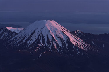 Neuseeland, Blick auf den Vulkan Ngauruhoe in der Abenddämmerung - MR001405