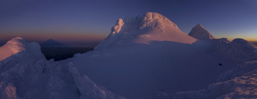 New Zealand, View of Mount Taranaki at dusk - MR001419