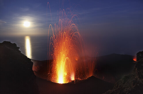 Sicily, View of lava erupting from Stromboli volcano - MR001392