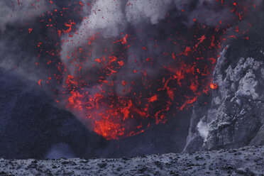 Vanuatu, Insel Tanna, Blick auf den Lavaausbruch des Vulkans Yasur - MR001438