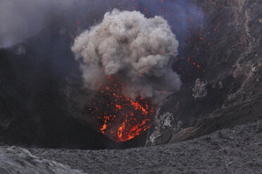 Vanuatu, Insel Tanna, Blick auf den Lavaausbruch des Vulkans Yasur - RM000482