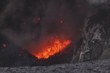 Vanuatu, Tanna Island, View of lava erupting from Yasur volcano - MR001436