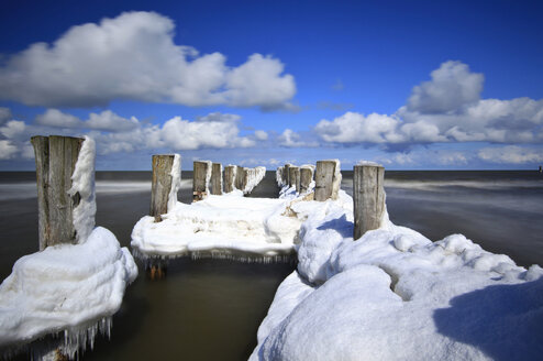 Deutschland, Mecklenburg Vorpommern, Blick auf die Ostsee im Winter - JTF000360