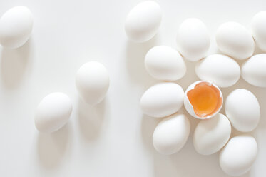 Weiße Eier mit Eigelb auf weißem Hintergrund, Nahaufnahme - LVF000004