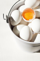 Eimer mit weißen Eiern und Eigelb - LVF000003
