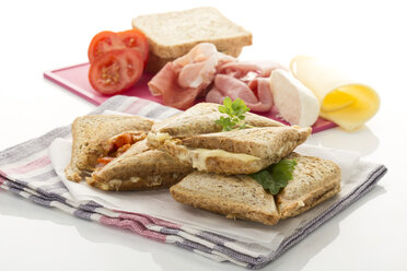 Schinken-Käse-Sandwich mit Tomaten auf Serviette - MAEF006442