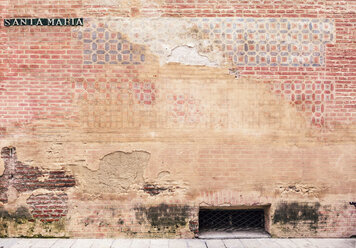 Spanien, Malaga, Backsteinmauer und Straße Santa Maria, Nahaufnahme - WVF000327