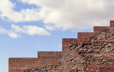 Spanien, Malaga, Blick auf rote Backsteinmauer vor blauem Himmel - WVF000328