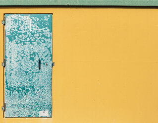 Spanien, Gittertür und gelbe Wand, Nahaufnahme - WVF000379