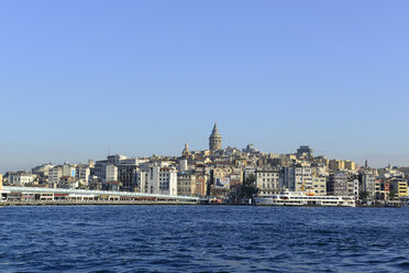 Türkei, Istanbul, Blick auf die Galata-Brücke und den Galata-Turm, Beyoglu am Goldenen Horn - LH000023