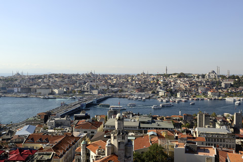 Türkei, Istanbul, Blick auf den Galata-Turm und die Galata-Brücke, lizenzfreies Stockfoto