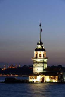 Türkei, Istanbul, Blick auf Maidens Tower und Hagia Sophia in der Abenddämmerung - LH000011