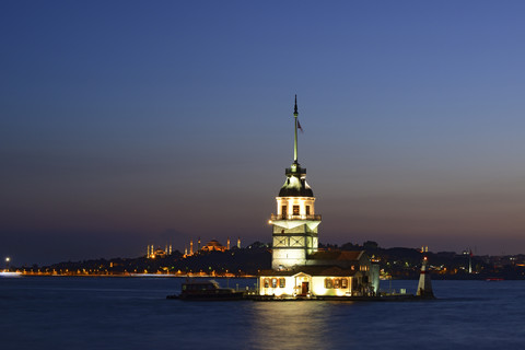 Türkei, Istanbul, Blick auf Maidens Tower und Hagia Sophia in der Abenddämmerung, lizenzfreies Stockfoto