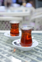Türkei, Istanbul, türkischer Tee im Glas auf dem Tisch - LHF000038