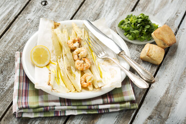 King prawns with white asparagus and basil on plate, close up - MAEF006453