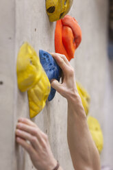 Deutschland, Bayern, München, Junger Mann beim Bouldern - HSIYF000195