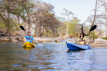 USA, Texas, Mann und Frau fahren Kajak auf dem Frio River - ABAF000815