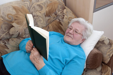 Germany, Berlin, Senior woman reading book - BFRF000206