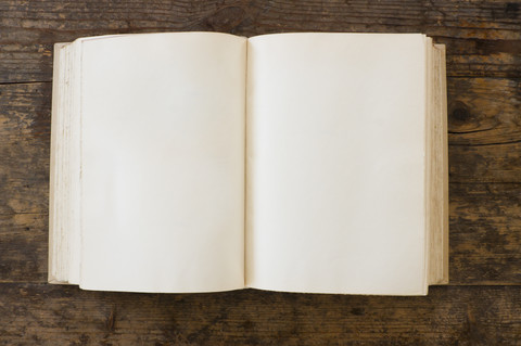 Altes Buch mit leeren Seiten, Nahaufnahme, lizenzfreies Stockfoto