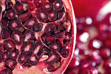 Slice of fresh pomegranate, close-up - SARF000004