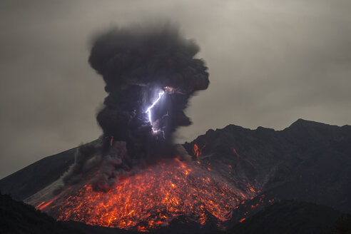 Japan, Blick auf Blitze und Lavaausbruch des Vulkans Sakurajima - RM000484