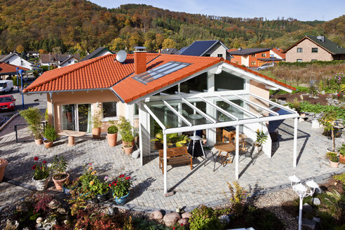 Deutschland, Rheinland-Pfalz, Bau eines Glasvordachs - CSF018844