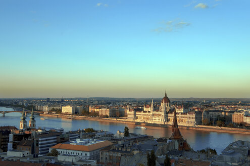 Ungarn, Budapest, Blick auf die Skyline mit Parlamentsgebäude und Donau bei Sonnenuntergang - ALE000037