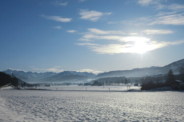 Deutschland, Bayern, Blick auf die Berge der Allgäuer Alpen und der Bayerischen Alpen im Winter - ALE000036