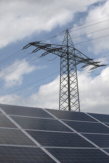 Deutschland, Bayern, Blick auf Solarmodule - KS000101