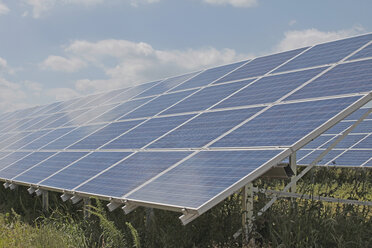 Germany, Bavaria, View of Solar Panels in solar field - KS000102