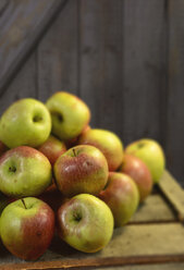 Deutschland, Braeburn-Äpfel auf Holz - ONF000147