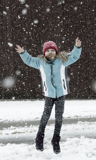 Österreich, Mädchen springt im Schnee - CWF000033