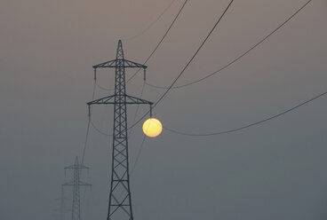 Österreich, Blick auf einen Strommast bei Sonnenaufgang - CWF000035