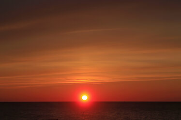 Deutschland, Mecklenburg Vorpommern, Blick auf die Ostsee bei Sonnenuntergang - JTF000366