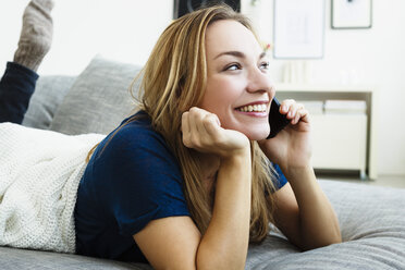 Deutschland, Bayern, München, Junge Frau telefoniert mit Handy, lächelnd - SPOF000294