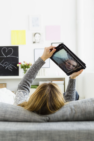 Deutschland, Bayern, München, Junge Frau beim Selbstfotografieren mit digitalem Tablet, lizenzfreies Stockfoto