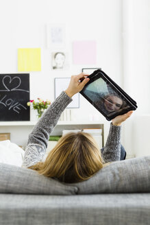 Deutschland, Bayern, München, Junge Frau beim Selbstfotografieren mit digitalem Tablet - SPOF000348