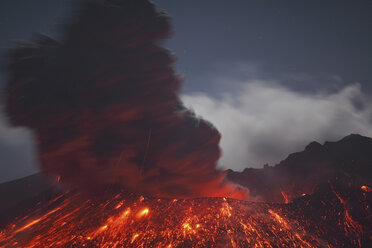 Japan, Blick auf die ausbrechende Lava des Vulkans Sakurajima - RM000485