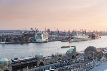 Deutschland, Hamburg, Blick auf die Werft an der Elbe - MS002916