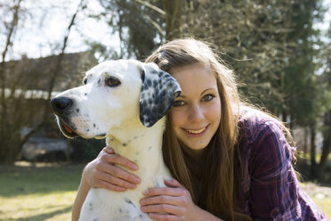 Deutschland, Porträt eines Teenagers mit Dalmatiner, lächelnd - ONF000166