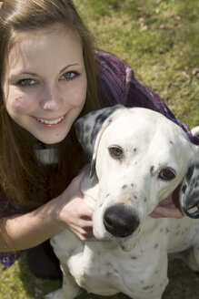 Deutschland, Porträt eines Teenagers mit Dalmatiner, lächelnd - ONF000167